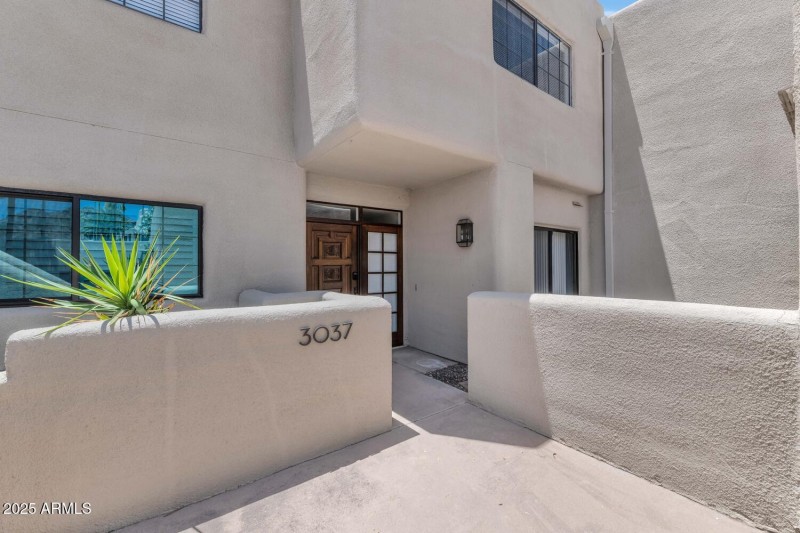 3037 E Rose Ln-large-004-031-TOD1850-150