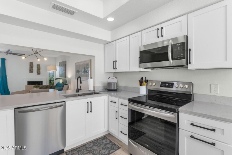 3037 E Rose Ln-large-013-019-TOD1859-150