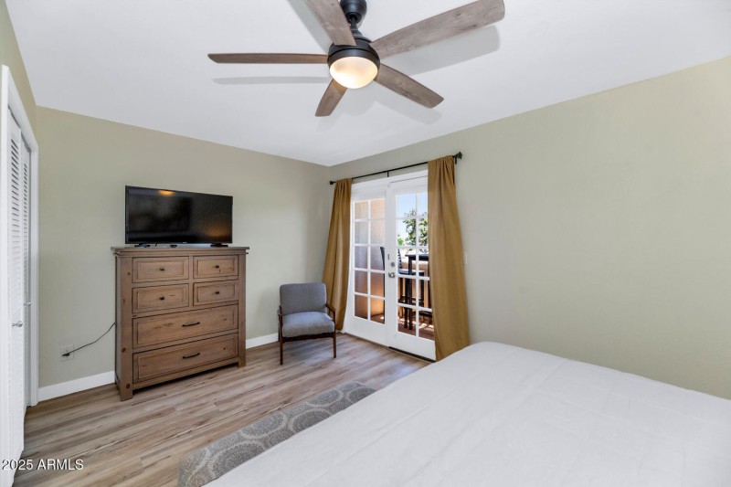 3037 E Rose Ln-large-018-026-TOD1870-150