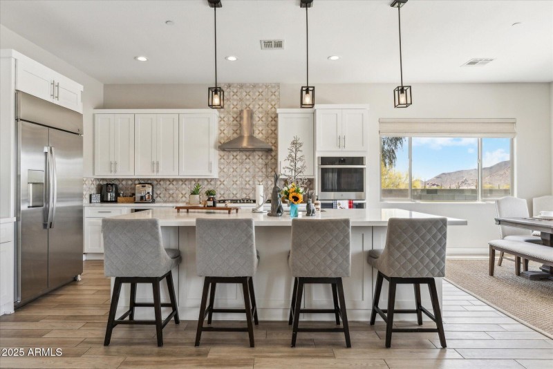 Kitchen w/ bar seating
