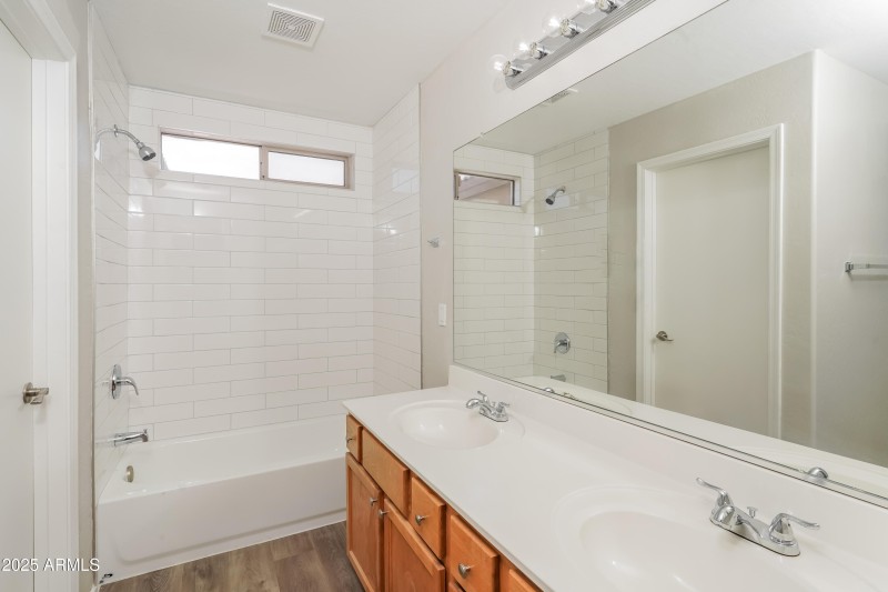 010-photo-primary-bathroom-10947264