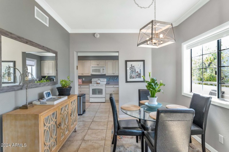 7710 E Gainey Ranch Rd-large-017-018-771