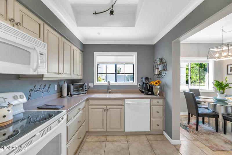 7710 E Gainey Ranch Rd-large-019-019-771