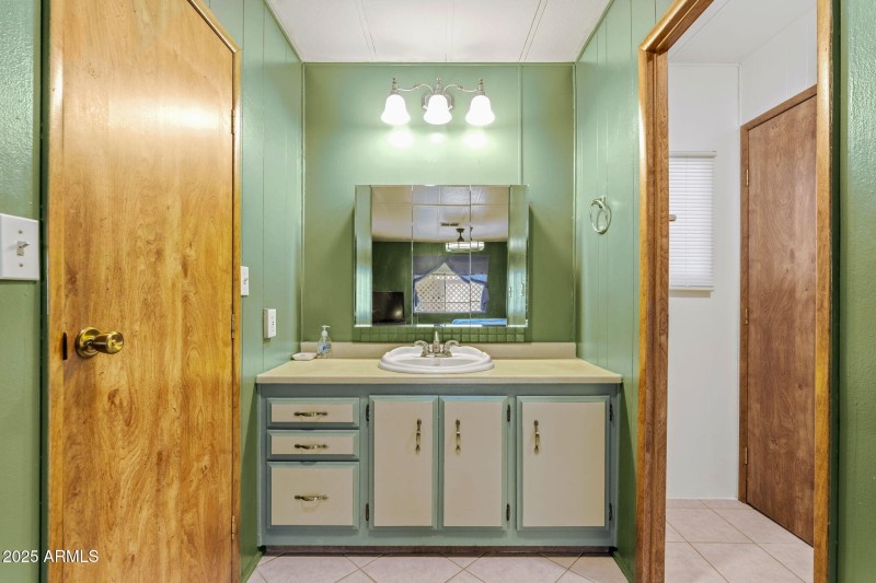 61-web-or-mls-Revised Bath-3