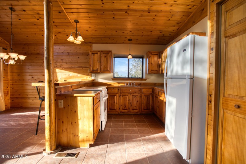 2836 Homestead Drive Overgaard, AZ 85933