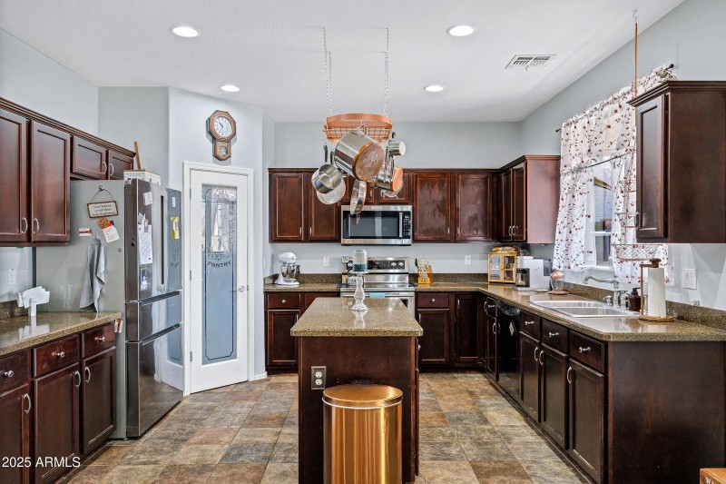 1565 E Prickly Pear Pl-15