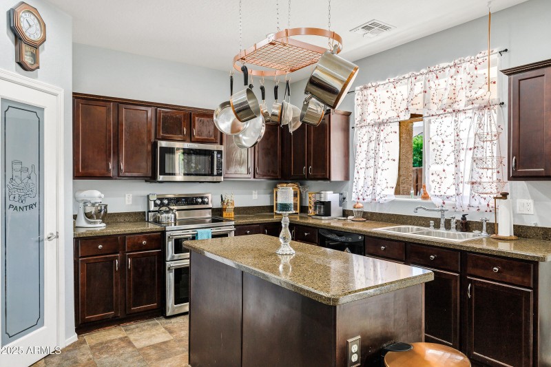 1565 E Prickly Pear Pl-17