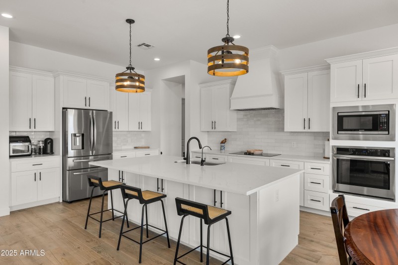 Open Kitchen w/ Breakfast Bar