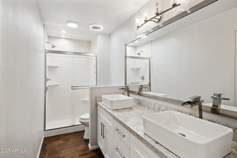 16-web-or-mls-5601-n-79th-st-1