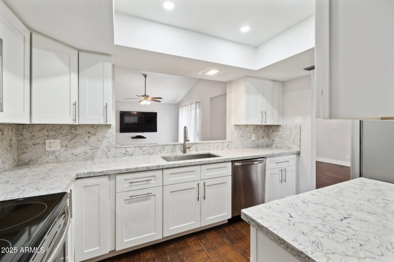 10-web-or-mls-5601-n-79th-st-1