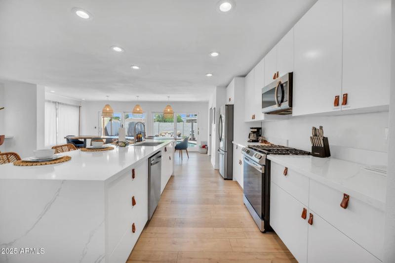 7-web-or-mls-8614 E Rose Lane-7