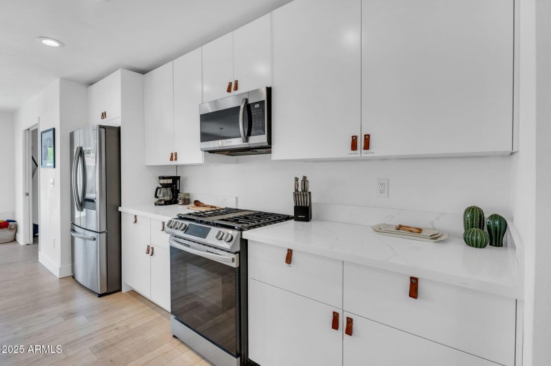 9-web-or-mls-8614 E Rose Lane-9