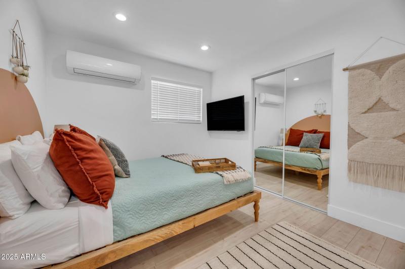 17-web-or-mls-8614 E Rose Lane-17