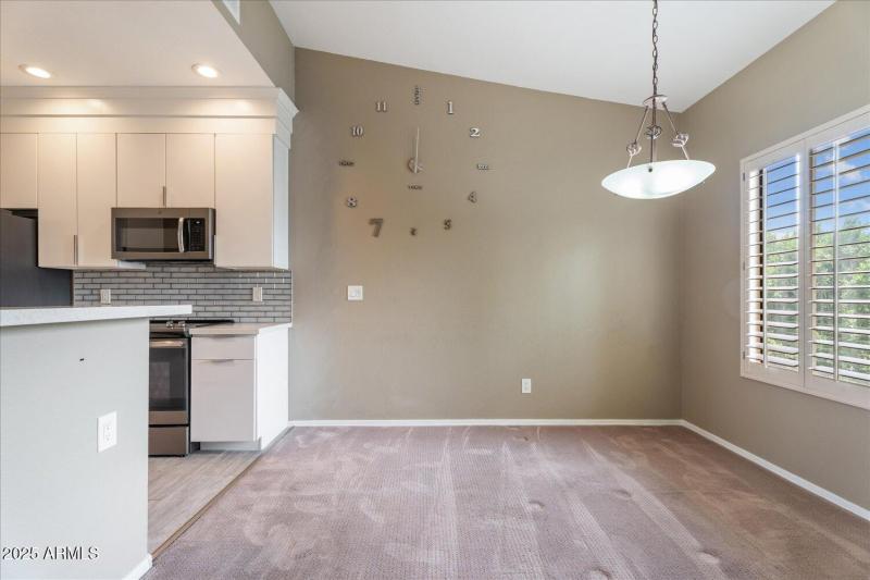 Eat-in Kitchen View2