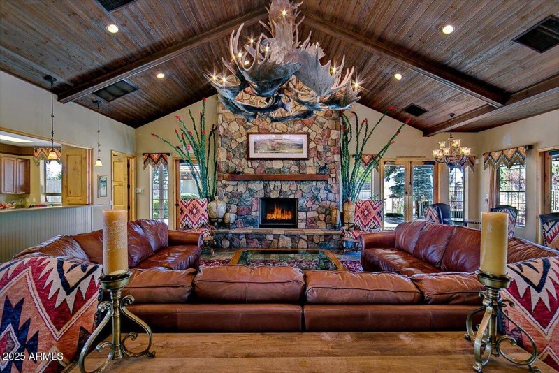 31-ClubhouseInterior(2)