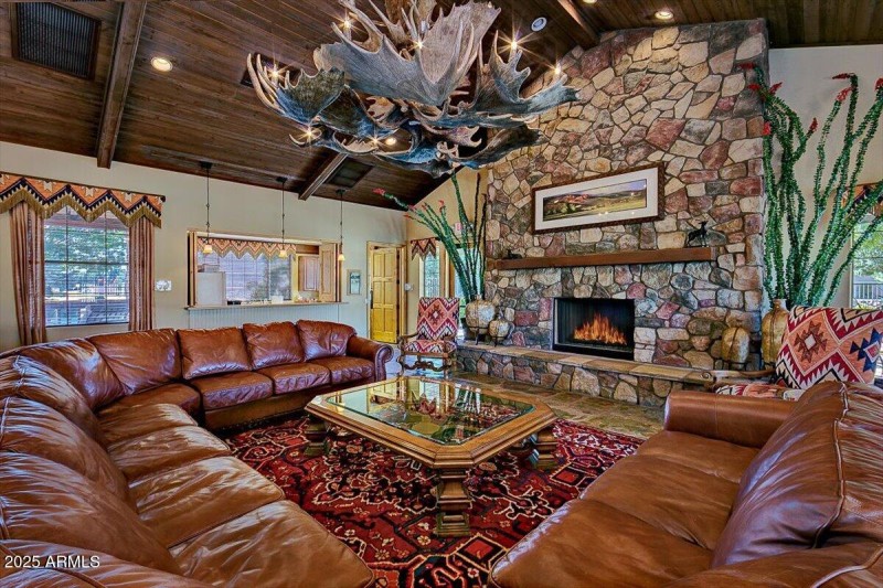 32-ClubhouseInterior(3)