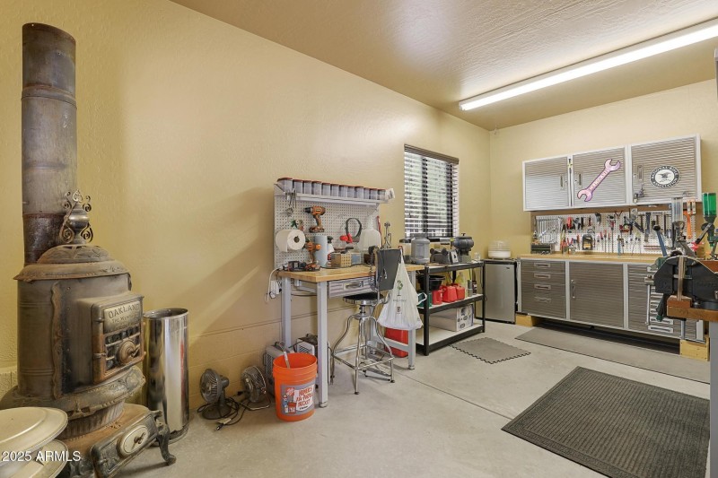 Int garage with workshop room