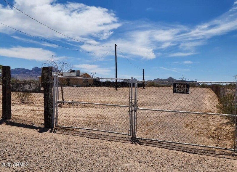 NE Easement Entrance