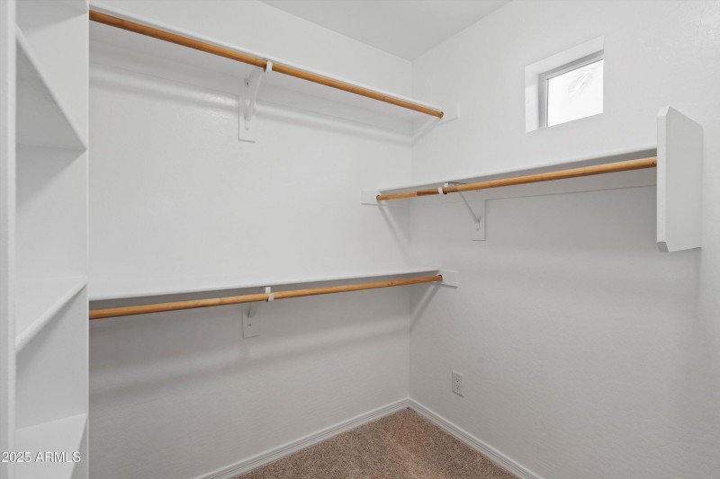 23-Walk-in Closet