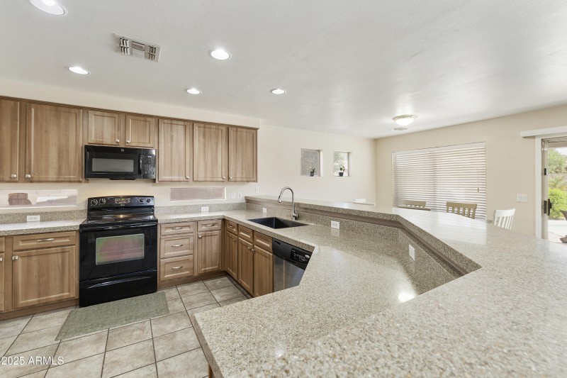 Kitchen with breakfast bar