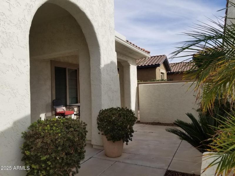 26824 W Potter Dr - front courtyard area