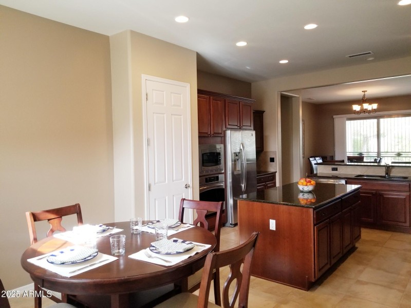 26824 W Potter Dr - eat in kitchen and i