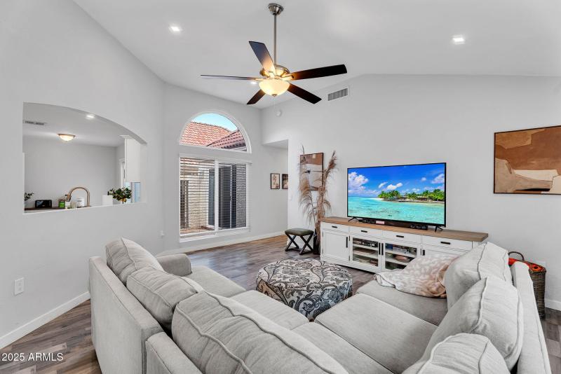 6-web-or-mls-1510 E Commerce Ave-6