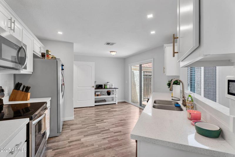 11-web-or-mls-1510 E Commerce Ave-11