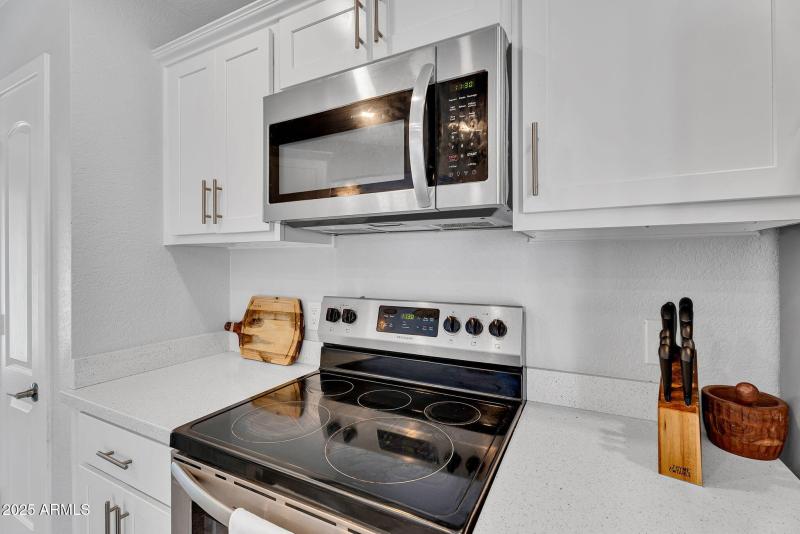 12-web-or-mls-1510 E Commerce Ave-10