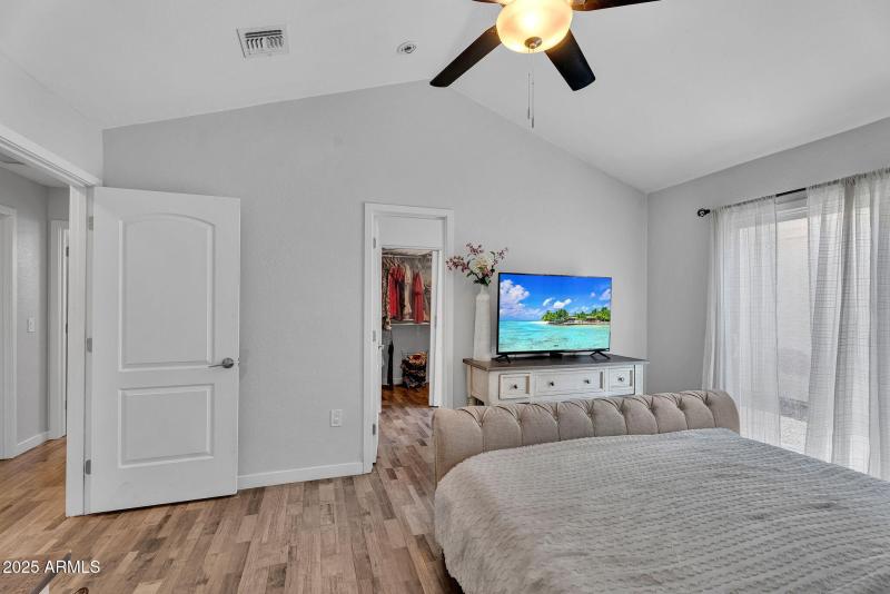 17-web-or-mls-1510 E Commerce Ave-21