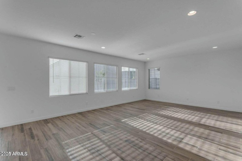 6434 N 17th_Living_1