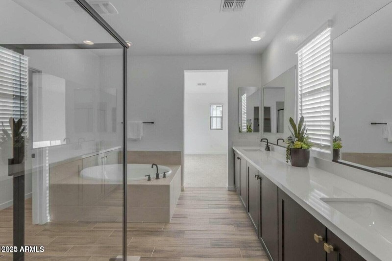 6434 N 17th_Upstairs_Primary_Bath_1