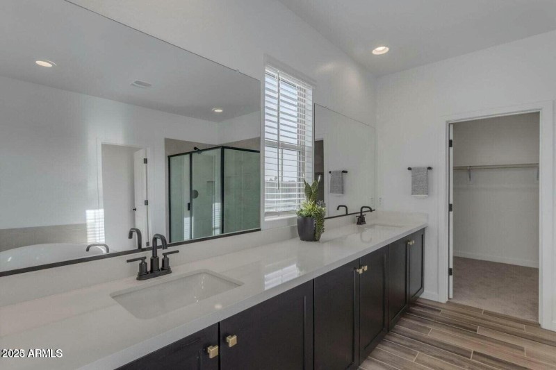 6434 N 17th_Upstairs_Primary_Bath_2