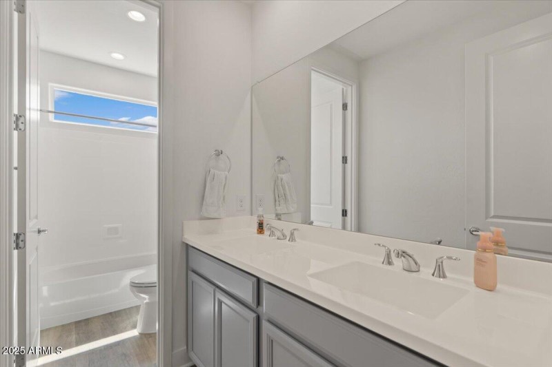 Upstairs Full bath 1