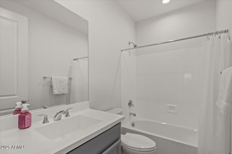 Upstairs Full bath 2