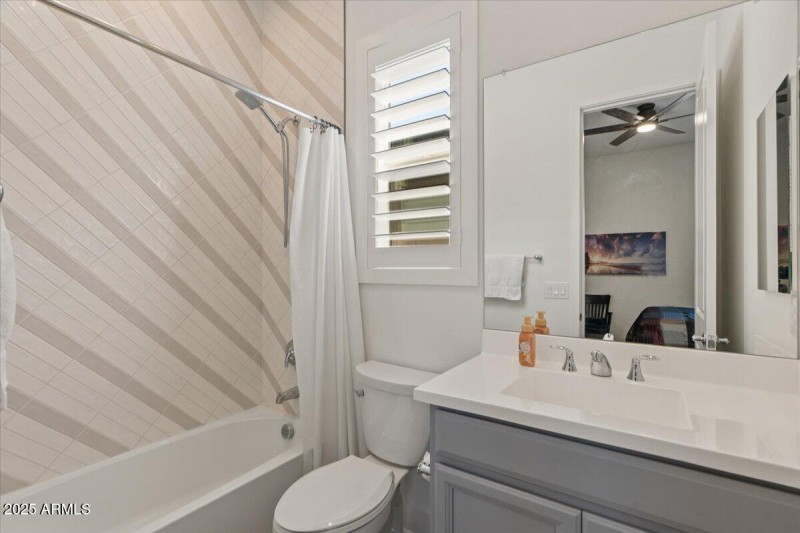 Bedroom 5's Full bath