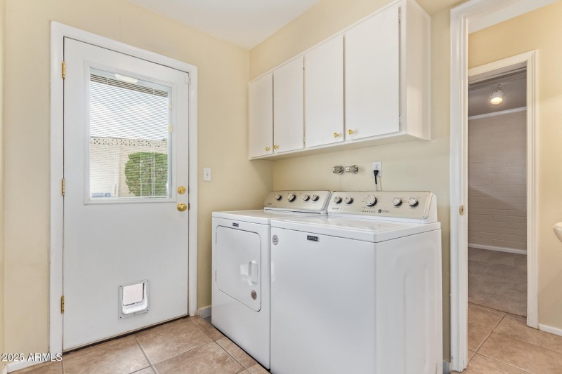 33 - Lawrence Laundry room