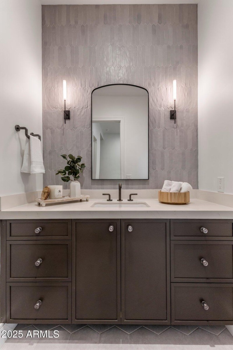 Secondary en suite bathroom