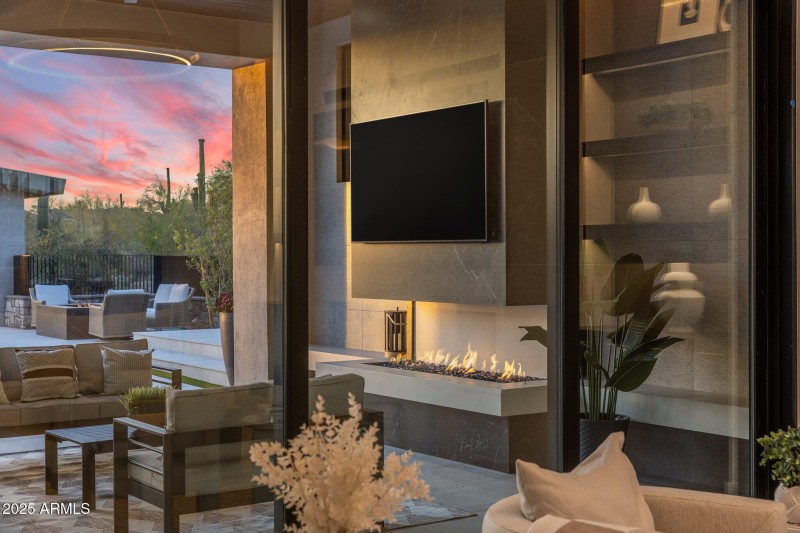 Outdoor patio fireplace