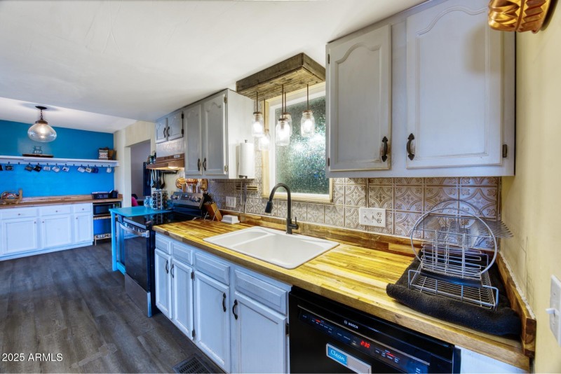 082169-6464 North Six Gun Road_hdr