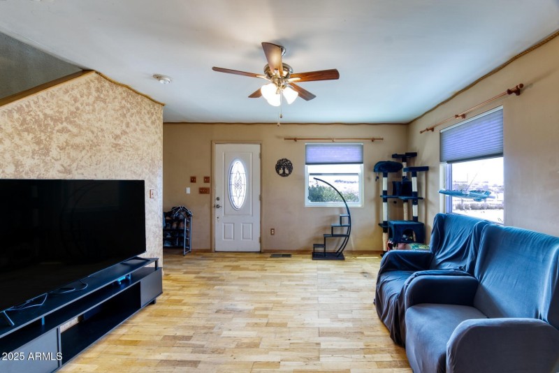 082253-6464 North Six Gun Road_hdr