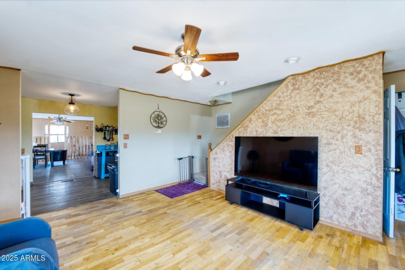 082281-6464 North Six Gun Road_hdr