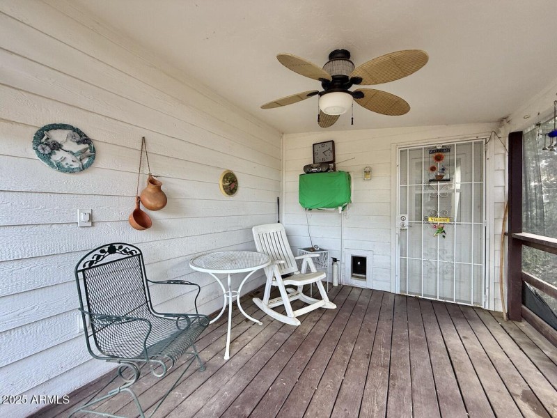 05 Covered Porch - Entry