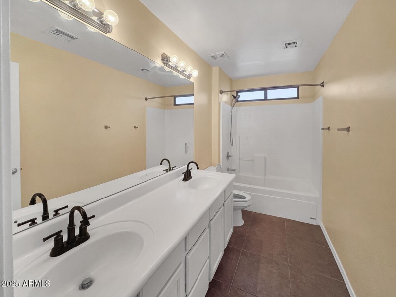 Upstairs bath with dual sinks