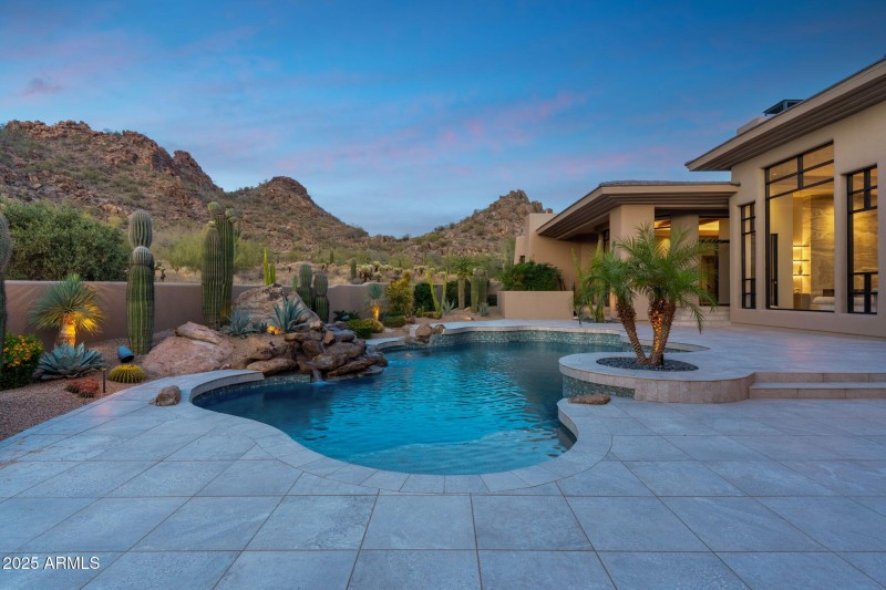 64-web-or-mls-10040-e-happy-valley-rd