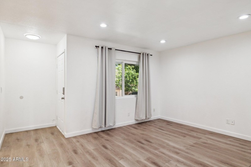 web-or-mls-520-n-stapley-dr-bldg-16-290