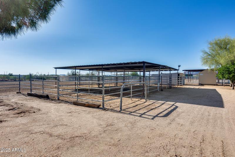 6-stall mare motel with water