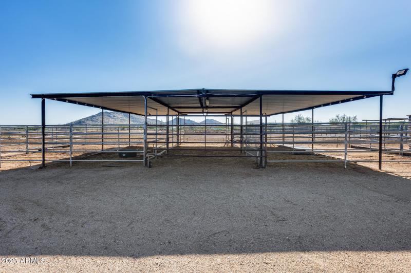 6-stall mare motel with water