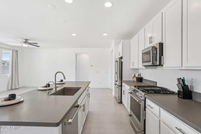 22-web-or-mls-E Via Del Sol-0506-016