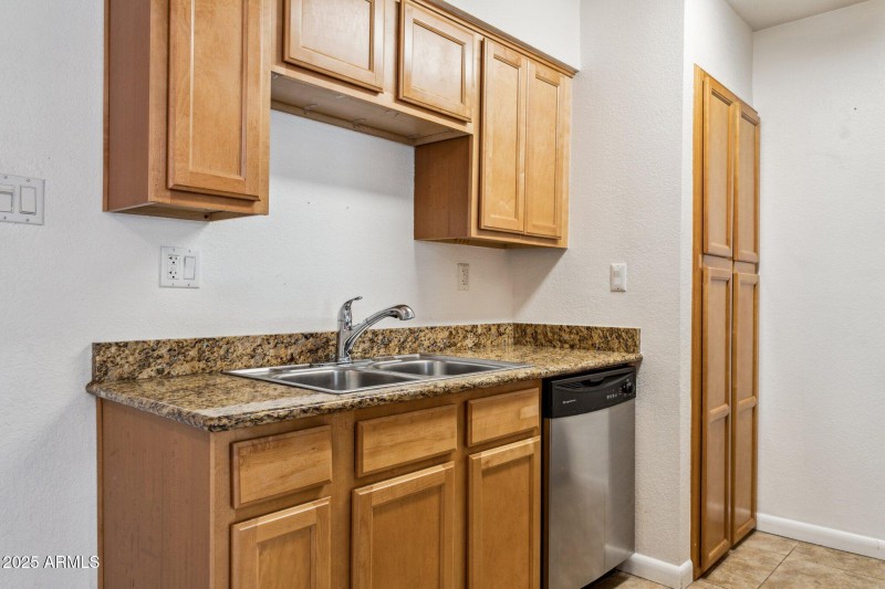 11-web-or-mls-5995-n-78th-st-1043